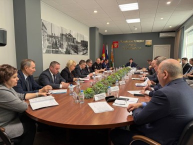 Борьба с наледью на тротуарах и крышах, противопаводковые мероприятия, начало ямочного ремонта дорог и старт весенних субботников — эти темы обсудили сегодня на аппаратном совещании в администрации Челябинска