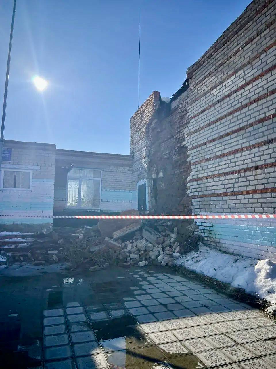 Прокуратура Троицка организовала проверку по факту обрушения кирпичной кладки стены школы в поселке Морозкино
