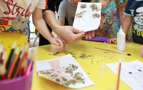 «Деревья умеют ходить, а телевизор читает мысли»: челябинские дети придумали город будущего и победили на фестивале