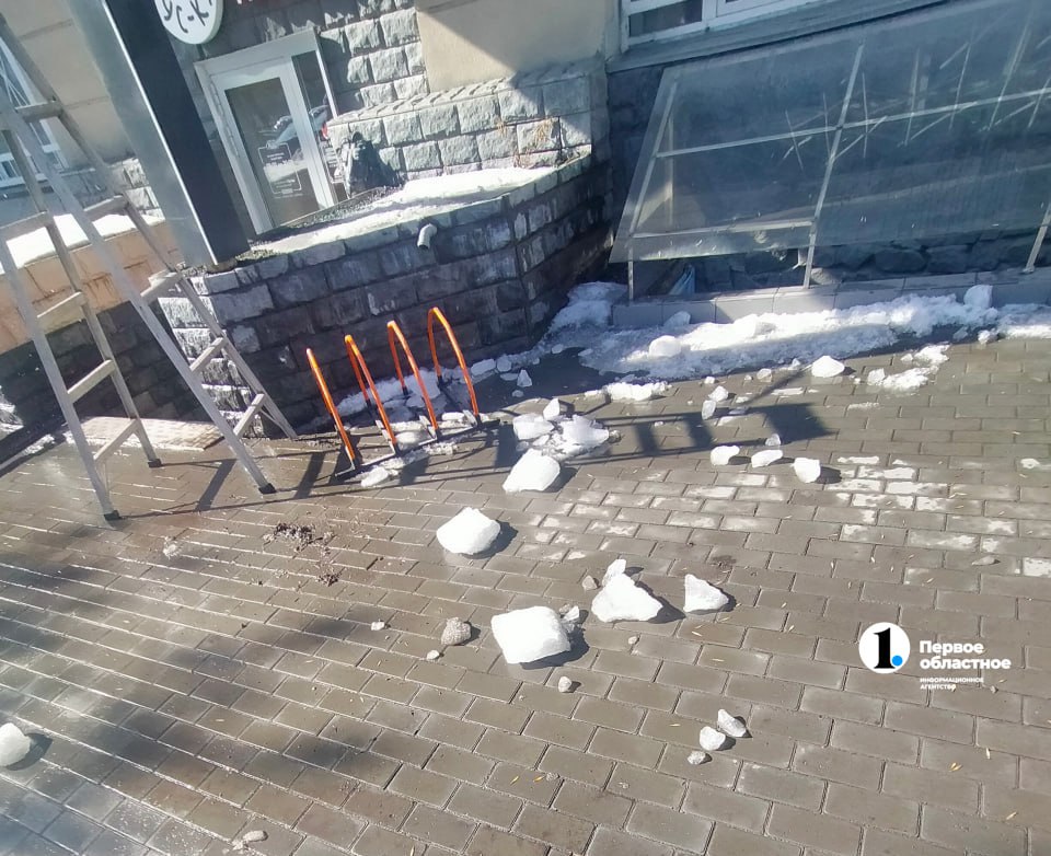 В Челябинске ледяная глыба разбила козырек кафе