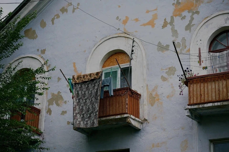 Постоянные протечки и обвалившиеся потолки: Бастрыкин заинтересовался разваливающимся домом в Челябинской области