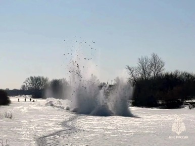 Спасатели взорвали лед на реке в Варне