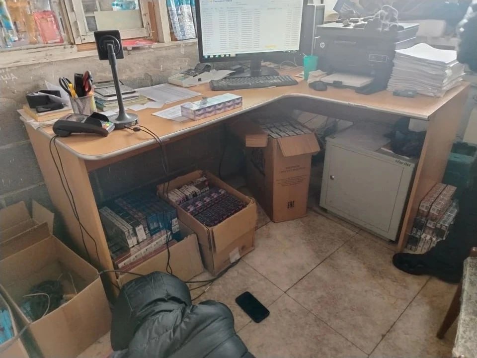20 тысяч пачек на продажу: два иностранца организовали подпольный табачный склад в гараже