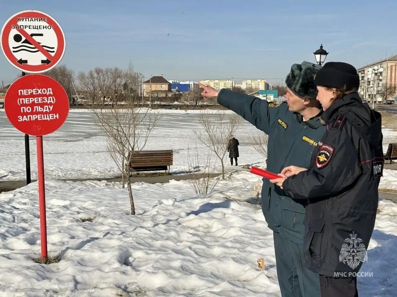 Весенний лед тает быстро: сотрудники МЧС в Челябинске призвали жителей спасать детей с тонкого льда