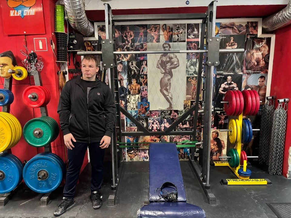 «Ванька, тебе на массажиста надо»: незрячий спортсмен стал чемпионом мира по пауэрлифтингу и освоил новую профессию по совету друга «Ванька, тебе на массажиста надо»: незрячий спортсмен стал чемпионом мира по пауэрлифтингу и освоил новую профессию по совету друга