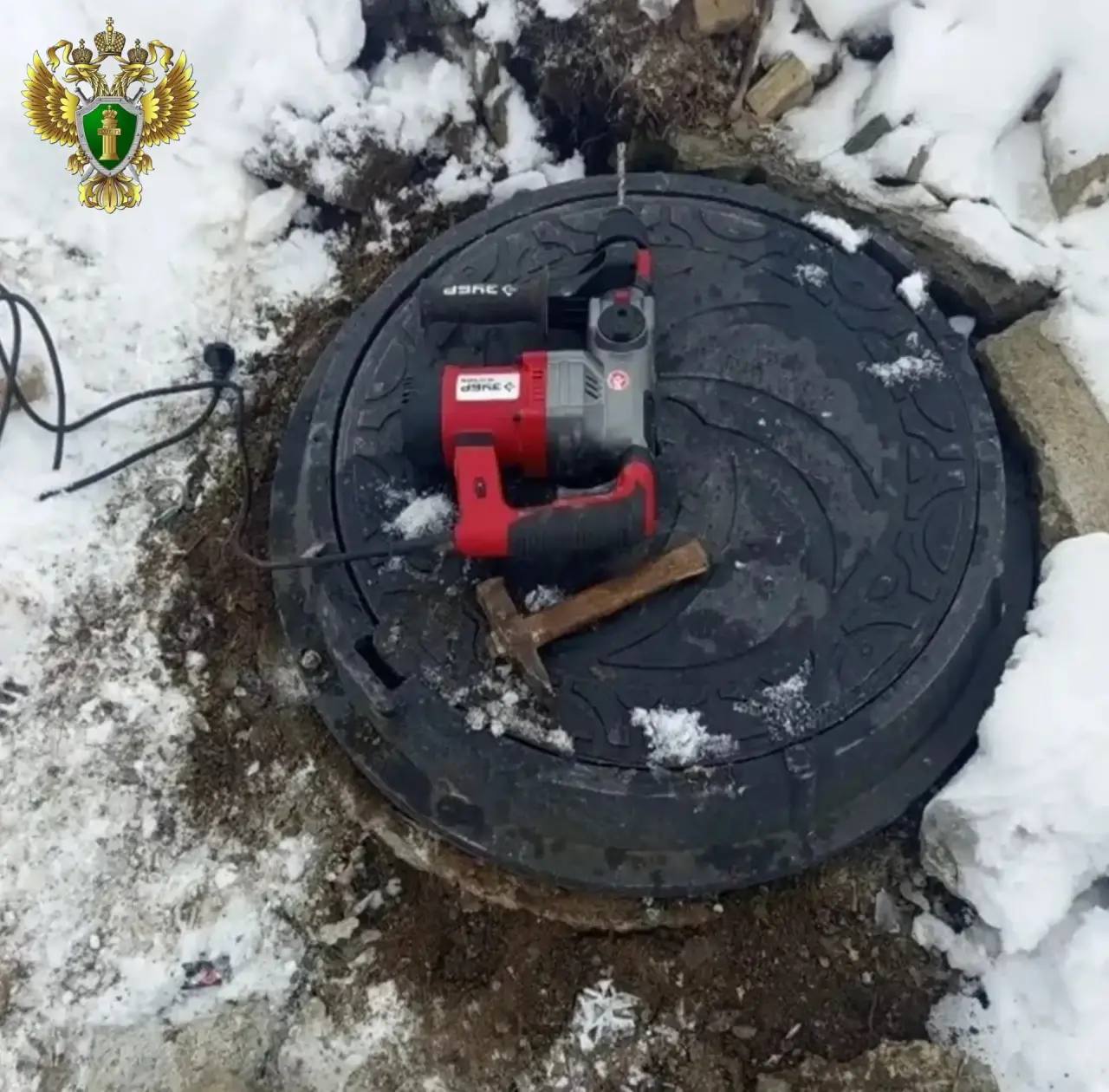 В Каслях после вмешательства прокуратуры восстановлены крышки люков во дворах многоквартирных домов В Каслях после вмешательства прокуратуры восстановлены крышки люков во дворах многоквартирных домов