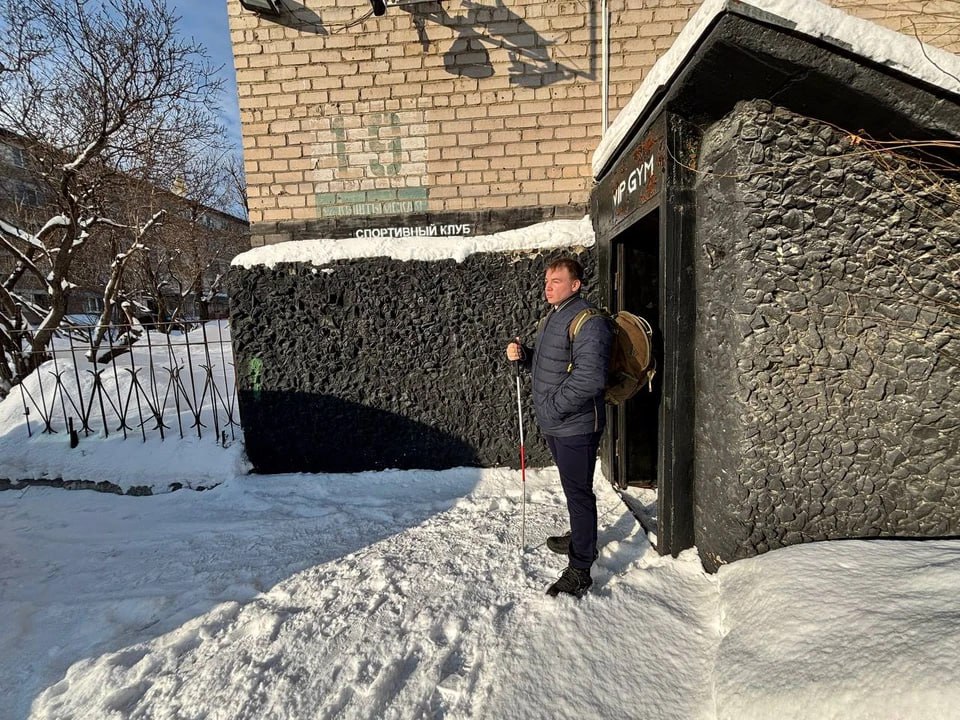 «Ванька, тебе на массажиста надо»: незрячий спортсмен стал чемпионом мира по пауэрлифтингу и освоил новую профессию по совету друга