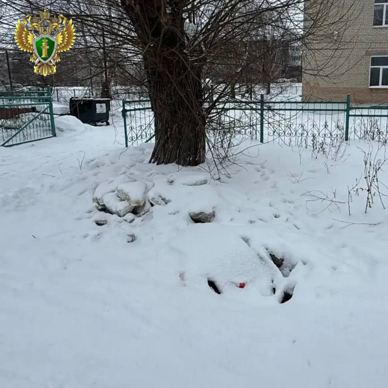 В Каслях после вмешательства прокуратуры восстановлены крышки люков во дворах многоквартирных домов