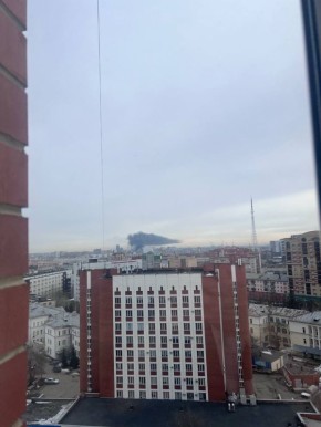 Клубы черного дыма поднимаются в небо в центре Челябинска