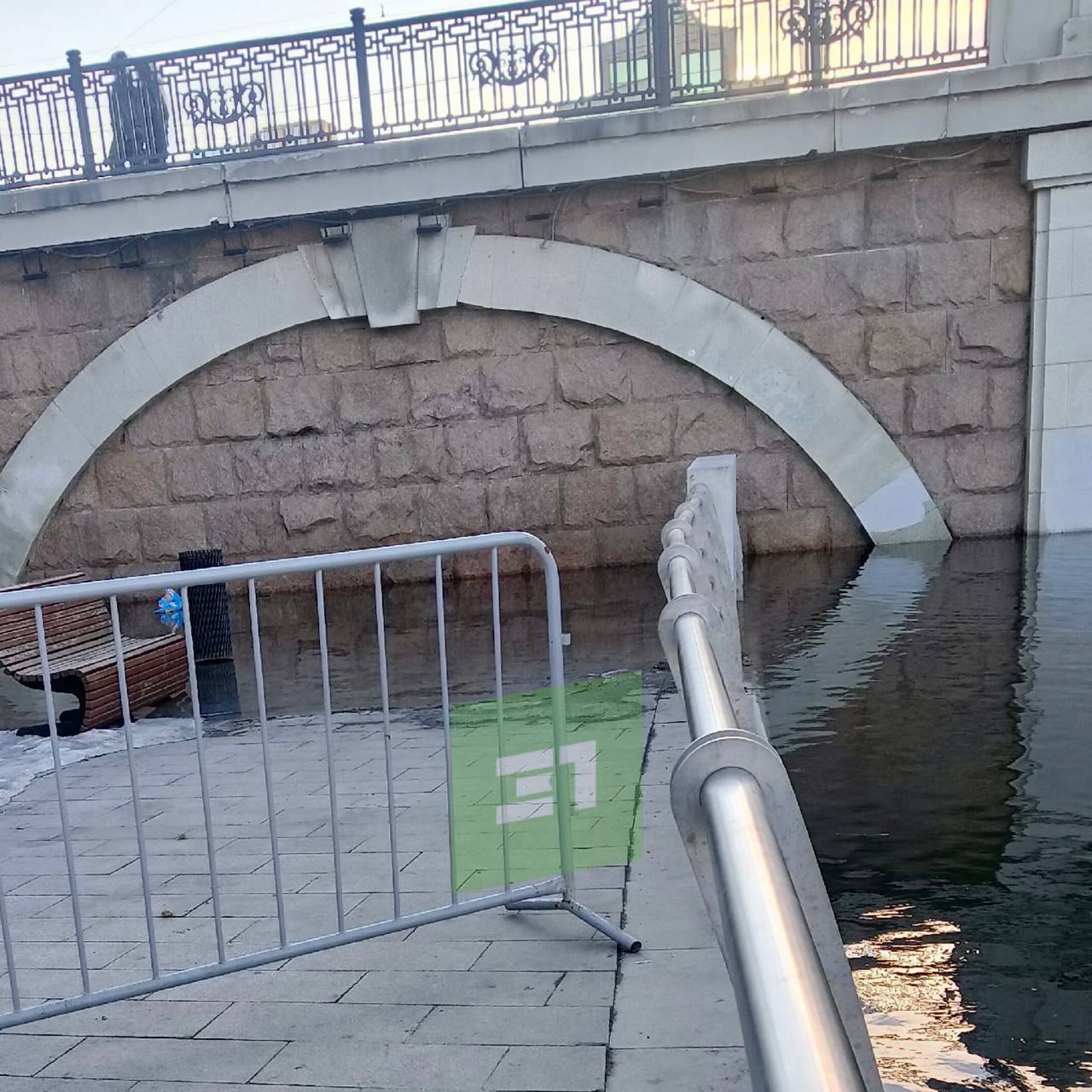 Набережная поплыла. За филармонией ограничили проход пешеходов Набережная поплыла. За филармонией ограничили проход пешеходов