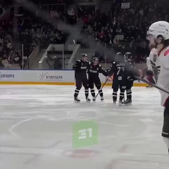 Аншлаг во дворце спорта. «Челмет» начал плей-офф ВХЛ с победы