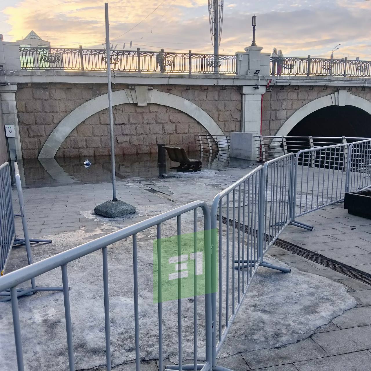 Набережная поплыла. За филармонией ограничили проход пешеходов Набережная поплыла. За филармонией ограничили проход пешеходов