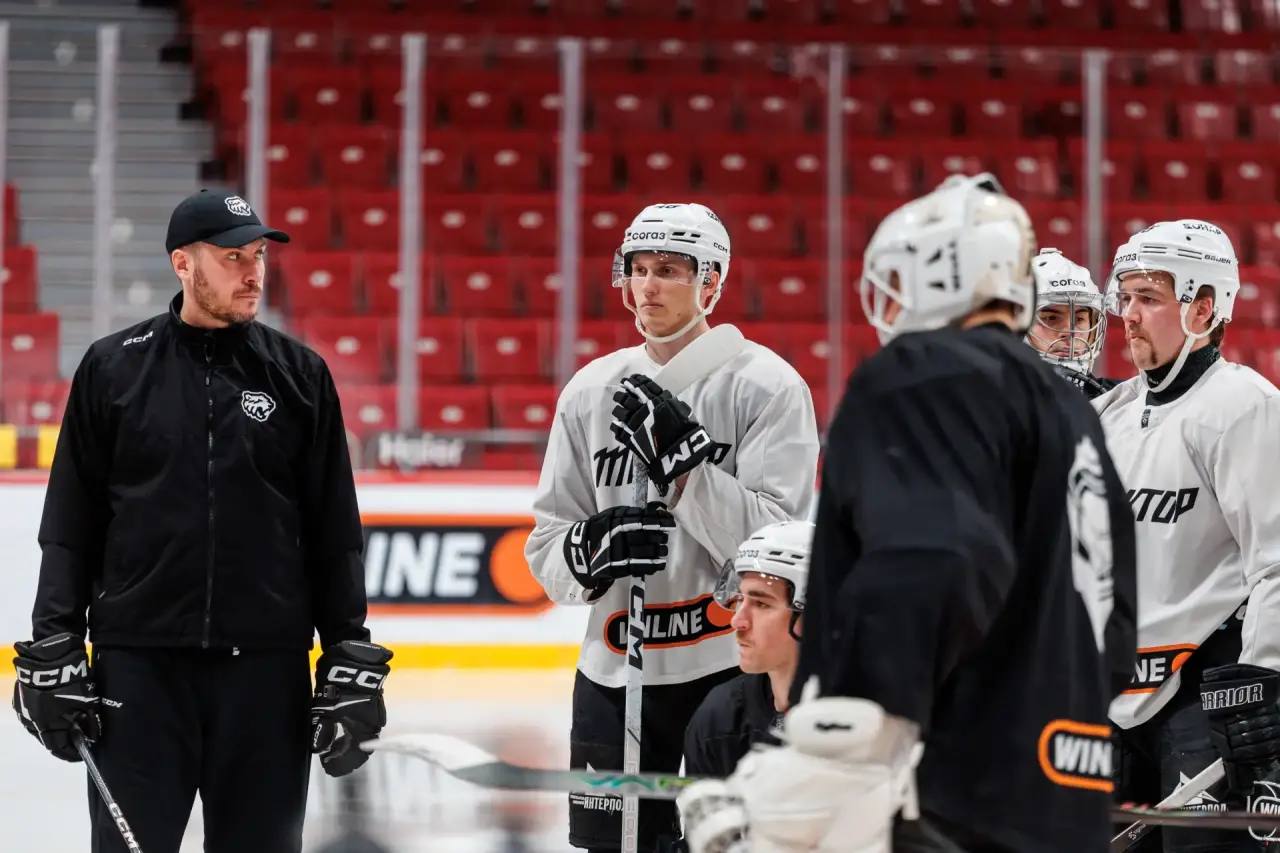 Перед стартом плей-офф Кубка Гагарина челябинский «Трактор» пригласил журналистов на открытую тренировку Перед стартом плей-офф Кубка Гагарина челябинский «Трактор» пригласил журналистов на открытую тренировку