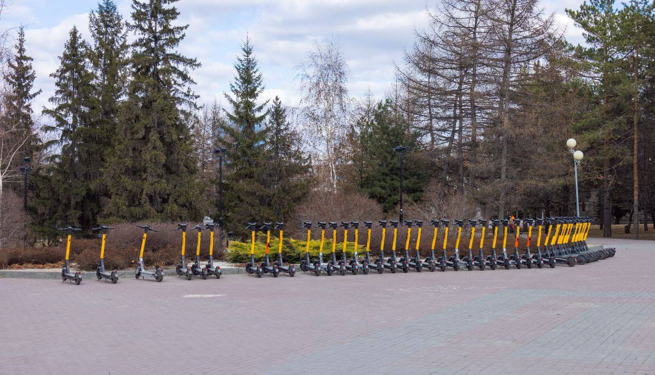 На улицах Челябинска выставили первые электросамокаты
