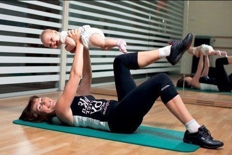 Почему после родов болят колени и как с этим справиться