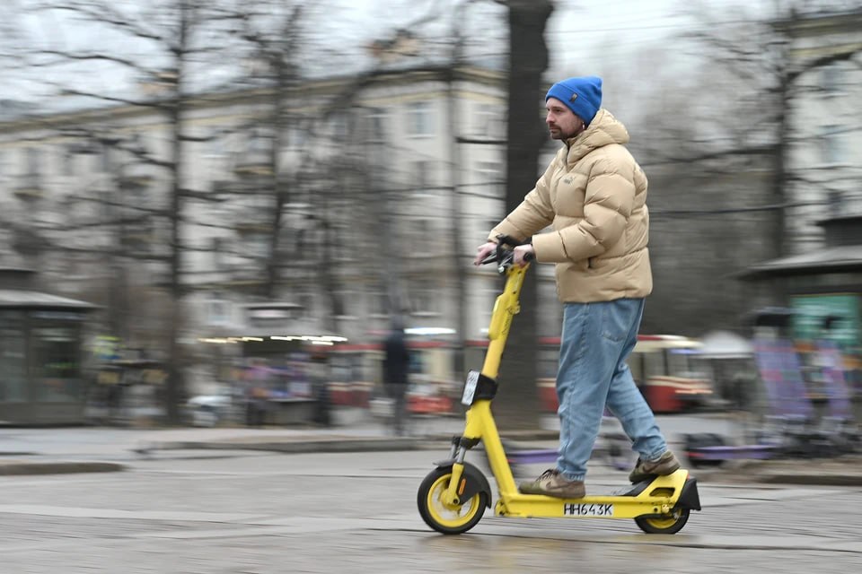 В Челябинске самокатчик получил первый штраф за неправильную парковку