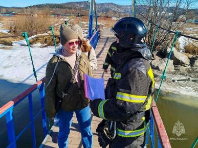 Спасатели предупредили жителей Челябинской области об опасностях тонкого льда