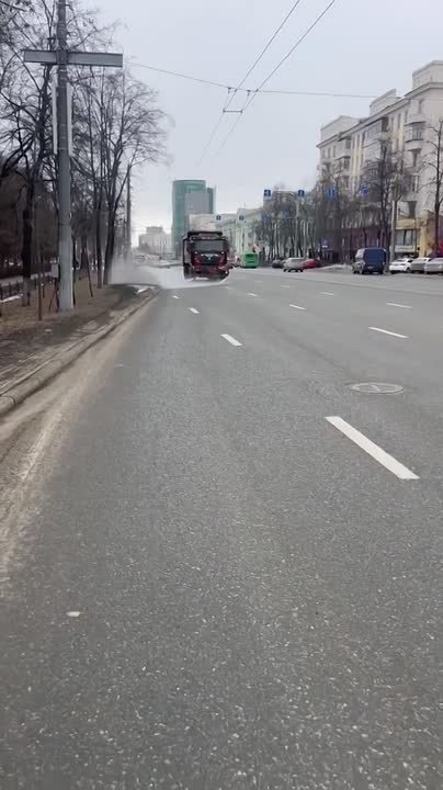 В Челябинске началась мойка дорог: на улицы вывели поливомоечные машины По поручению главы города Алексея Лошкина подрядчики приступили к очистке улиц от вытаивающей грязи. В Челябинске уже работают около двух десятков...