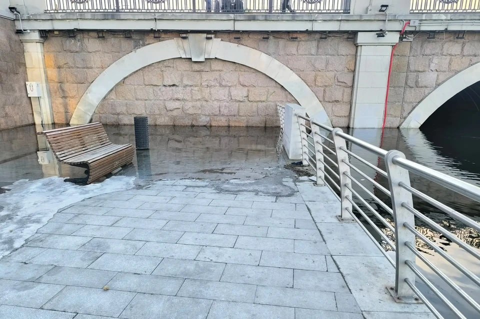 Большая вода пришла? В центре Челябинска начало затапливать набережную Большая вода пришла? В центре Челябинска начало затапливать набережную