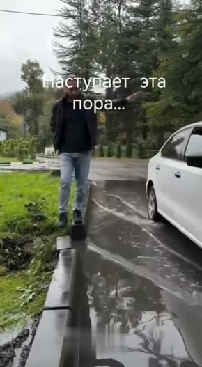 #СДобрымутром31. Вот это мы понимаем жара пошла, на улице просто Защищаемся от ультрафиолета кремом, а от челябинских луж – чем придется Всем удачного четверга!