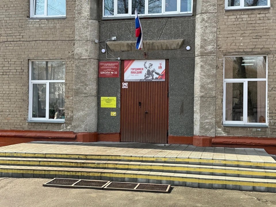 Ученикам и учителям помогают психологи: в школе Челябинска, где произошло нападение на ученицу, работает комиссия