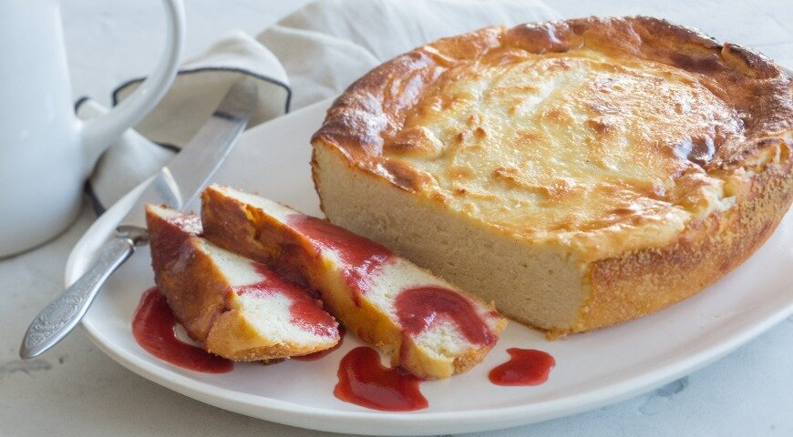 Нежная творожная запеканка с ягодным ароматом: семейный рецепт