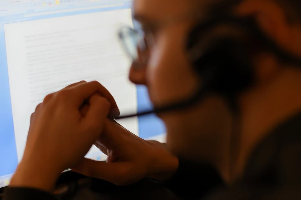 «Убьешь, и мы вернем тебе все»: как мошенники заставляют людей идти на страшные преступления, и можно ли от них спастись