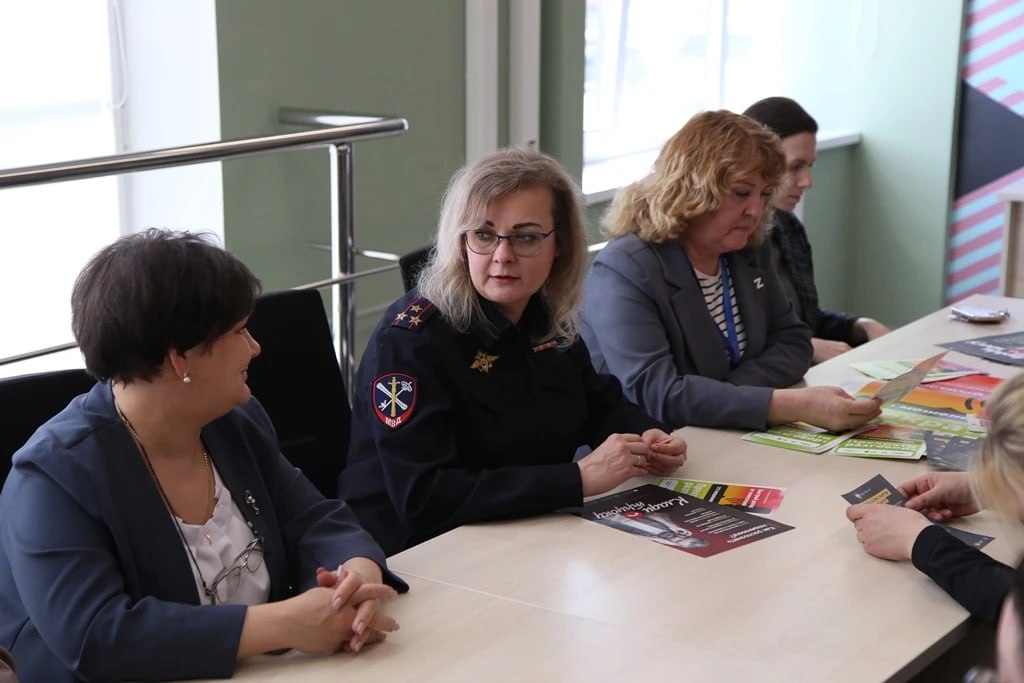 Полицейские провели встречу с представителями фонда «Защитники Отечества» по теме актуальных схем мошенничеств, применяемых преступниками в отношении участников СВО и их родственников Полицейские провели встречу с представителями фонда «Защитники Отечества» по теме актуальных схем мошенничеств, применяемых преступниками в отношении участников СВО и их родственников