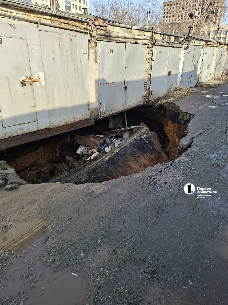 Провал асфальта обнаружили в гаражном кооперативе в Челябинске