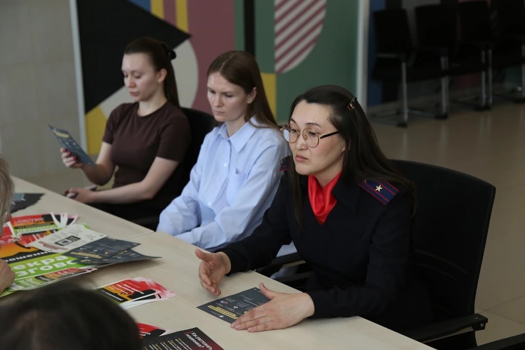 Полицейские провели встречу с представителями фонда «Защитники Отечества» по теме актуальных схем мошенничеств, применяемых преступниками в отношении участников СВО и их родственников Полицейские провели встречу с представителями фонда «Защитники Отечества» по теме актуальных схем мошенничеств, применяемых преступниками в отношении участников СВО и их родственников