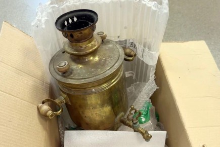 Со своим самоваром нельзя. Таможенники в аэропорту «Кольцова» задержали челябинца со старинным самоваром