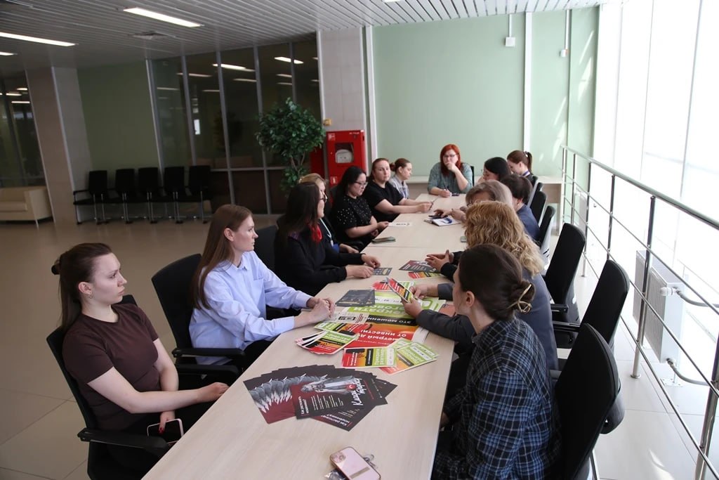 Полицейские провели встречу с представителями фонда «Защитники Отечества» по теме актуальных схем мошенничеств, применяемых преступниками в отношении участников СВО и их родственников Полицейские провели встречу с представителями фонда «Защитники Отечества» по теме актуальных схем мошенничеств, применяемых преступниками в отношении участников СВО и их родственников