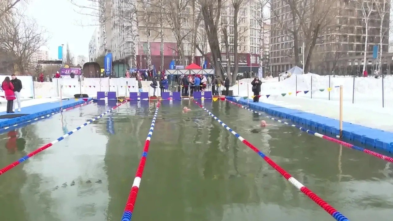 Моржи из Миасса устроили суточный заплыв в ледяной воде в Уфе