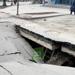 Асфальт обрушился из-за «поломки балки перекрытия тепловой камеры»