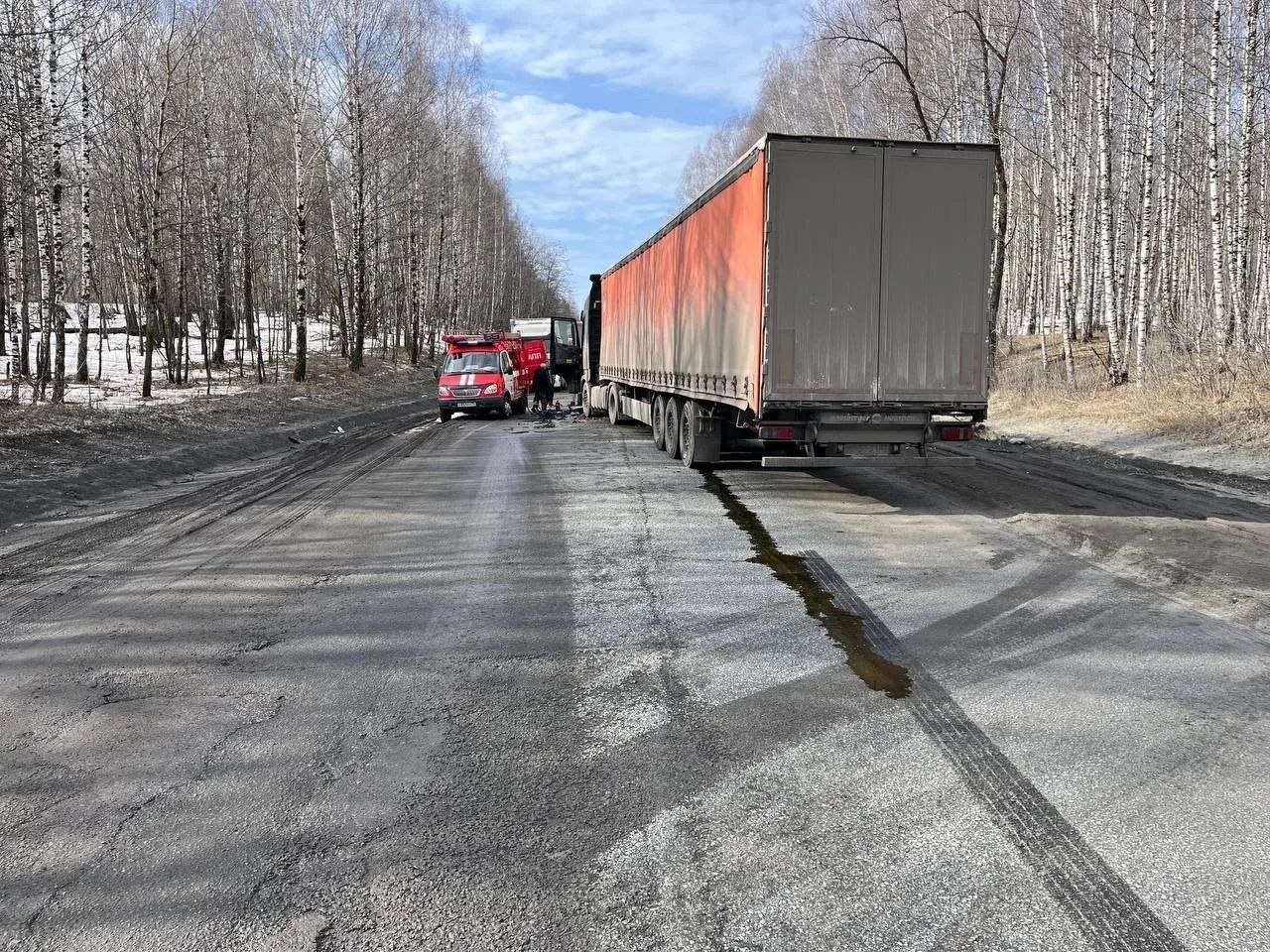 Сотрудники Госавтоинспекции выясняют обстоятельства аварии с участием микроавтобуса Сотрудники Госавтоинспекции выясняют обстоятельства аварии с участием микроавтобуса