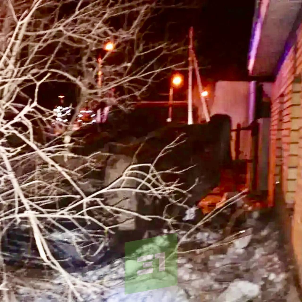 В Магнитогорске бесправник врезался в столб и опрокинулся на забор дома В Магнитогорске бесправник врезался в столб и опрокинулся на забор дома