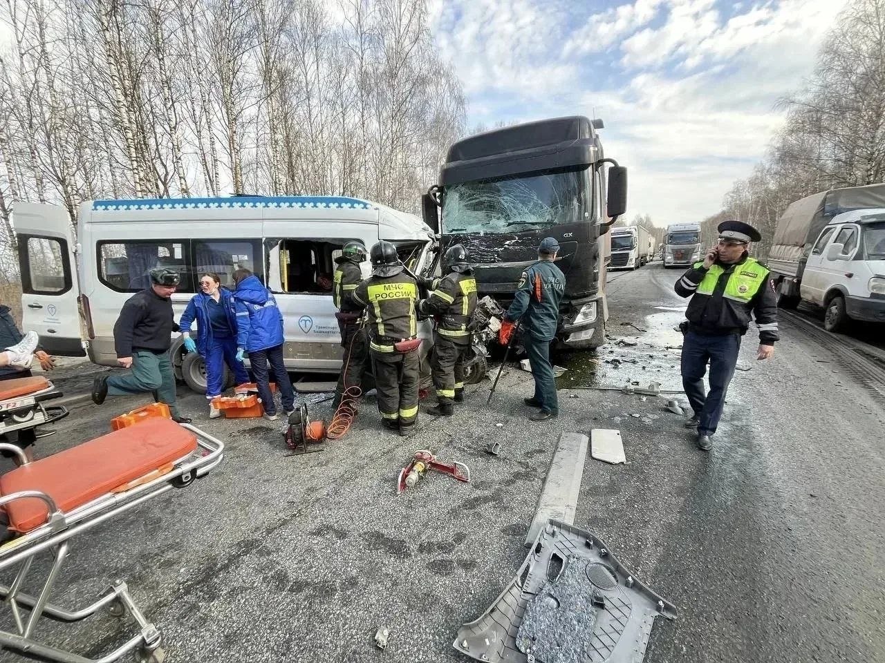 Микроавтобус влетел в фуру на трассе М-5 "Урал" в Челябинской области — водитель Ford скончался на месте, сообщили в полиции Южного Урала Микроавтобус влетел в фуру на трассе М-5 "Урал" в Челябинской области — водитель Ford скончался на месте, сообщили в полиции Южного Урала