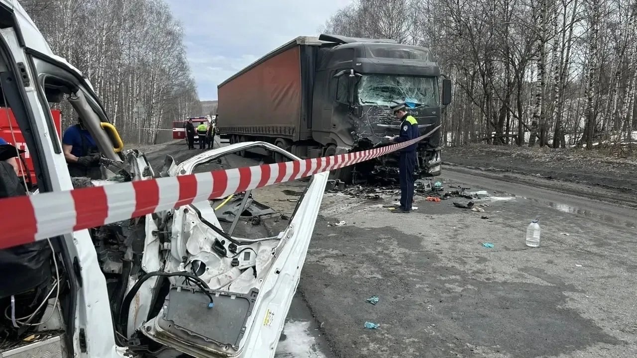 Смертельный выезд на «встречку»: под Саткой перевернулась трагедия с микроавтобусом Смертельный выезд на «встречку»: под Саткой перевернулась трагедия с микроавтобусом