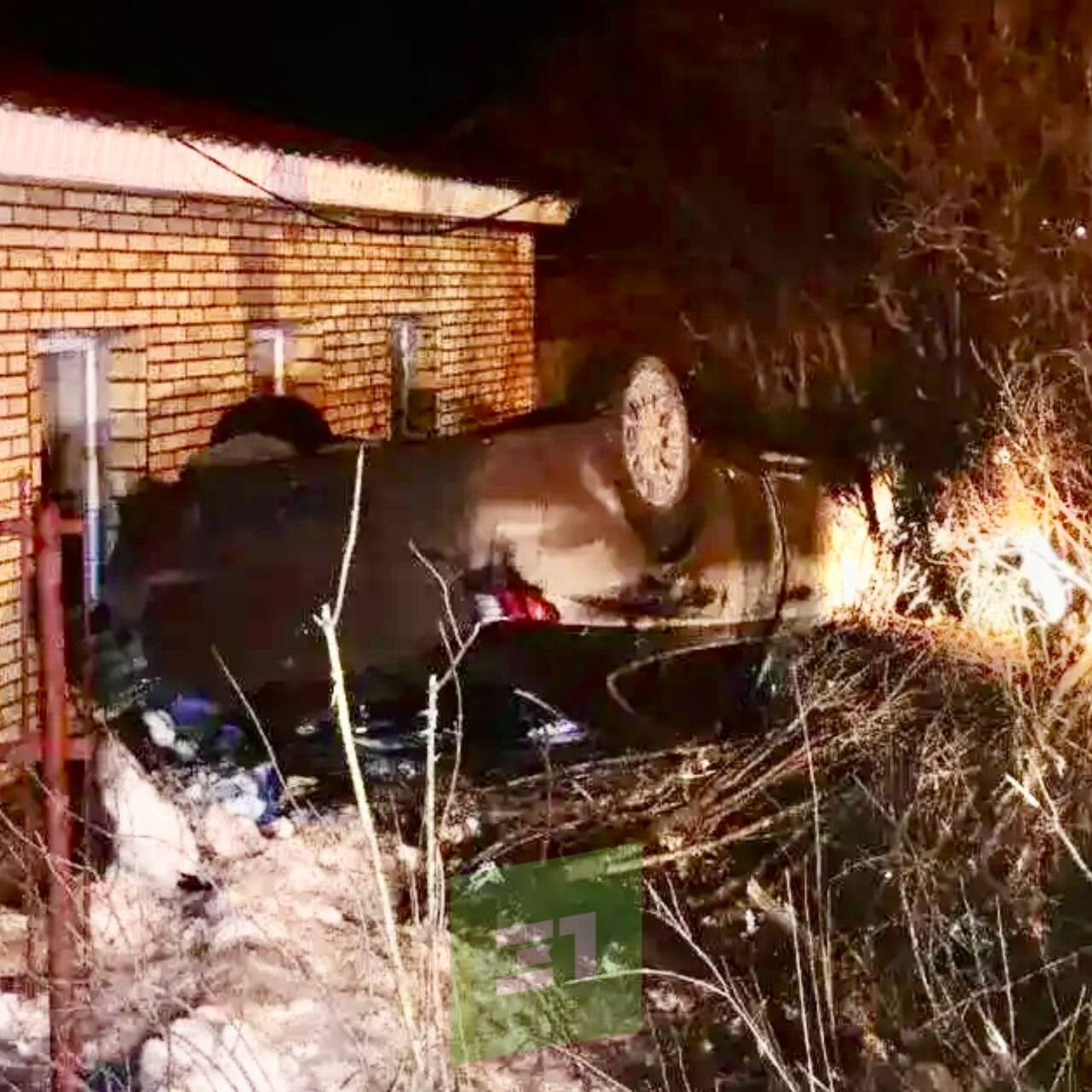 В Магнитогорске бесправник врезался в столб и опрокинулся на забор дома В Магнитогорске бесправник врезался в столб и опрокинулся на забор дома