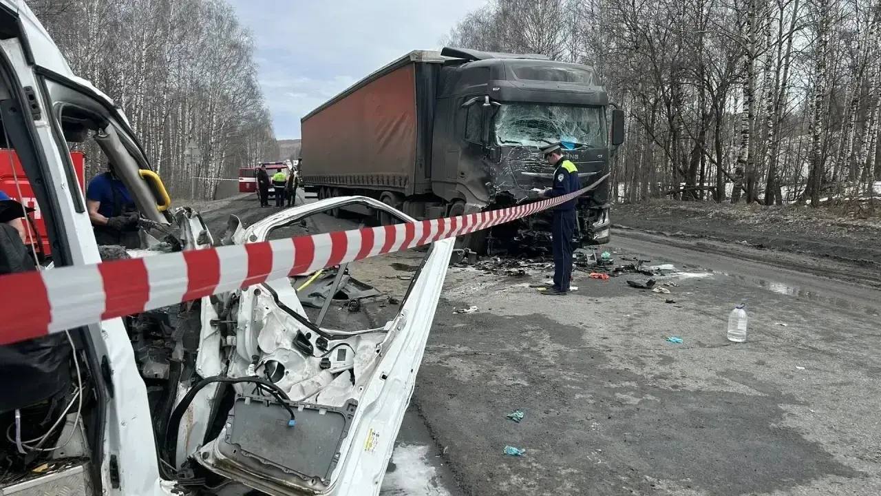Микроавтобус столкнулся с грузовиком на трассе М5 в Челябинской области Микроавтобус столкнулся с грузовиком на трассе М5 в Челябинской области