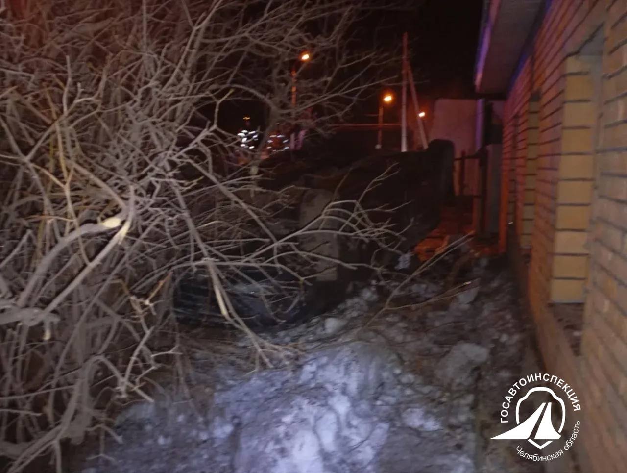 Машина влетела в электроопору и перевернулась рядом с жилым домом в Челябинской области Машина влетела в электроопору и перевернулась рядом с жилым домом в Челябинской области