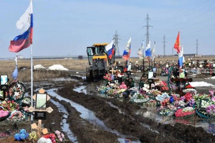 Могилы участников СВО оказались затоплены на кладбище в Троицке