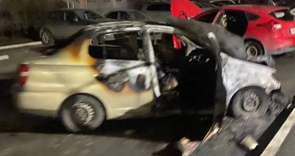 Рецидивист сжег две иномарки в Челябинске ради телефона и шубы Рецидивист сжег две иномарки в Челябинске ради телефона и шубы