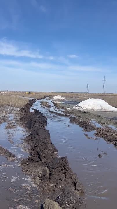 В Троицке спасают от подтопления кладбище, где похоронены герои СВО