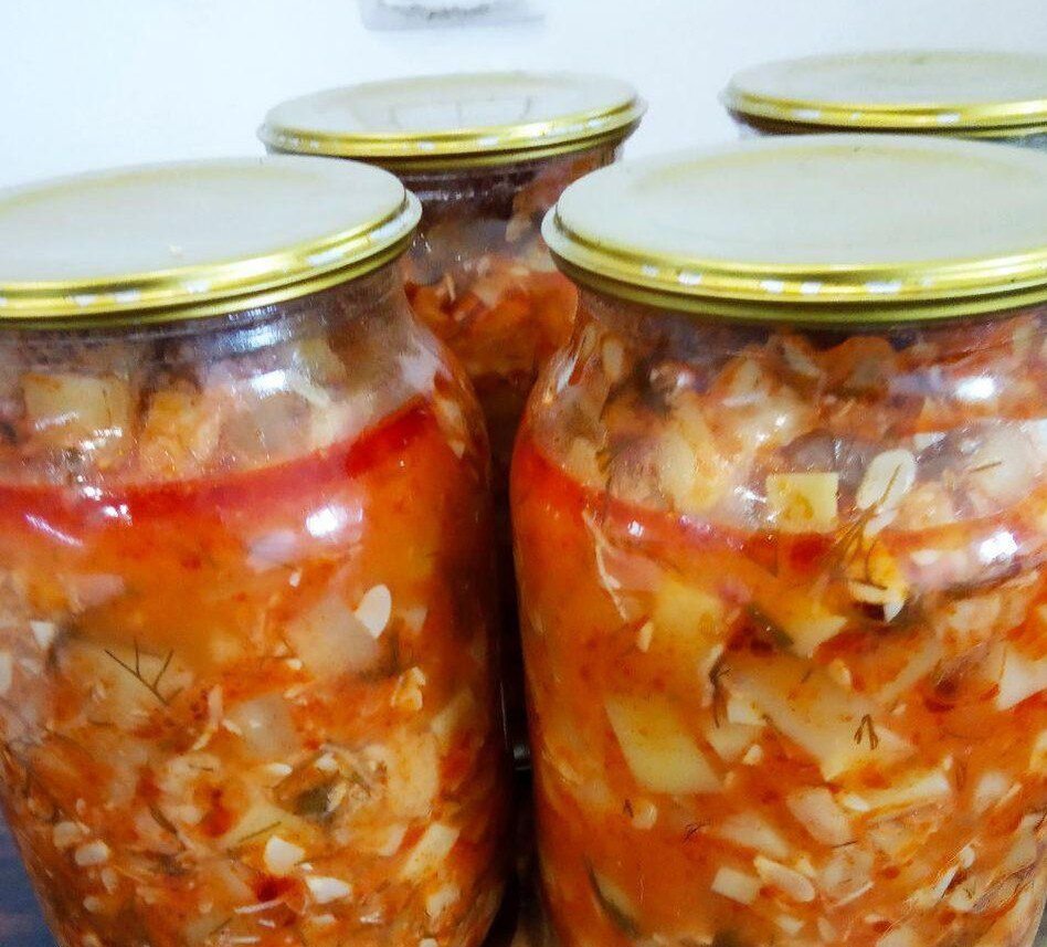 Удивительный салат из кабачков с чесноком и зеленью