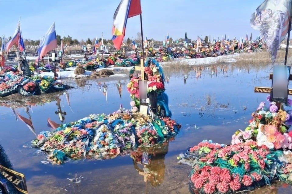 «Могила моего сына полностью в воде»: затопило кладбище, где похоронены бойцы спецоперации, в Троицке