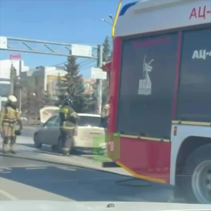 Около ж/д вокзала загорелась иномарка