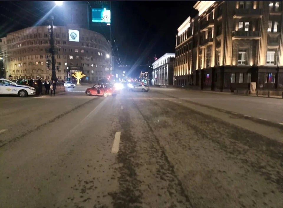 Двое детей пострадали в ДТП на площади Революции в Челябинске Двое детей пострадали в ДТП на площади Революции в Челябинске