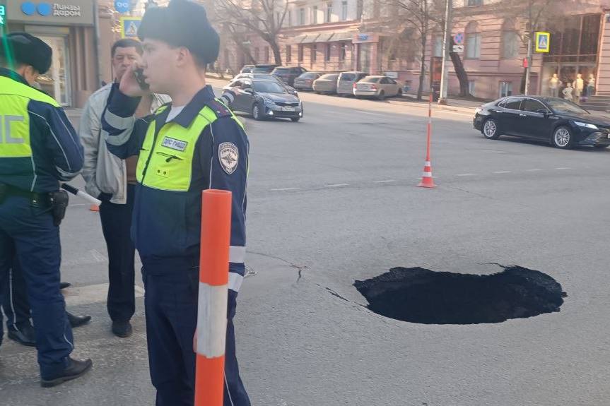Опять провал. За пять дней в Челябинске произошло три случая обрушения асфальта Опять провал. За пять дней в Челябинске произошло три случая обрушения асфальта