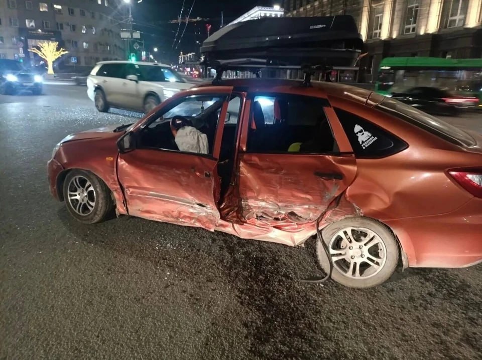 Двое детей пострадали в ДТП на площади Революции в Челябинске